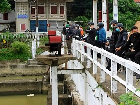 Bé trai 8 tuổi mất tích bí ẩn khi đuổi theo quả bóng rơi xuống sông