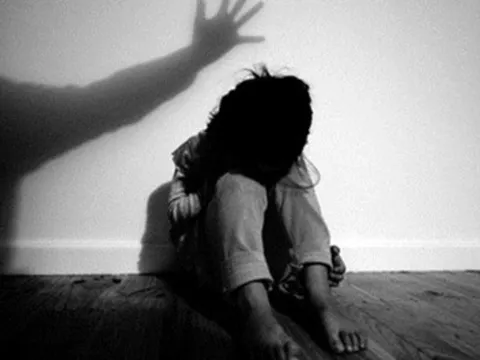 Truy tố gã đàn ông đồi bại 2 lần xâm hại con gái ruột ở Hà Nội