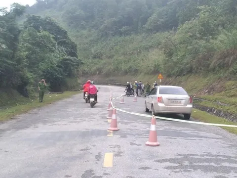 Phát hiện người đàn ông tử vong trong ô tô đang nổ máy đỗ ven đường