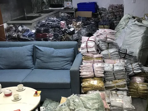 Đà Nẵng: Tạm giữ 1,5 tấn quần áo không chứng từ của một hot girl chuyên livestream bán hàng