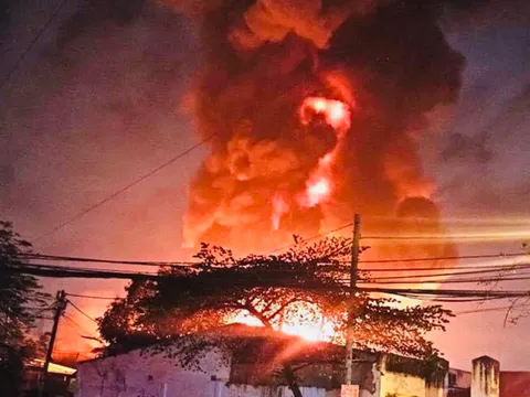 TP.HCM: Xưởng gỗ ở quận 12 cháy lớn trong đêm