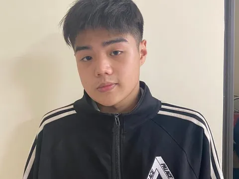 Hà Nội: Tạm giữ nam thanh niên cầm dao đe dọa, chém xe cảnh sát