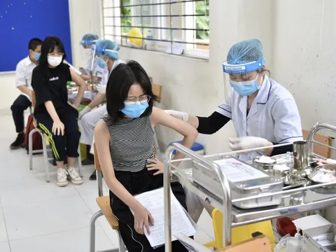 Hà Nội tiêm vaccine COVID-19 cho học sinh lớp 7, 8