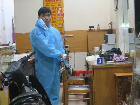 Bắt đối tượng dùng dao uy hiếp cháu bé 7 tuổi để cướp tiệm vàng ở TP.HCM