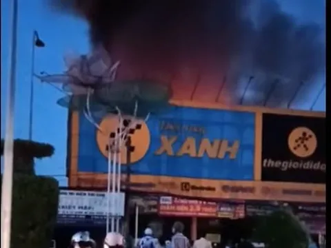 Cần Thơ: Cửa hàng Điện Máy Xanh bốc cháy dữ dội