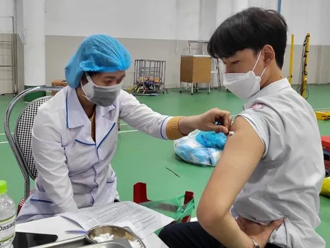 Quảng Nam: Học sinh lớp 11 tiêm hai mũi vaccine trong 10 phút
