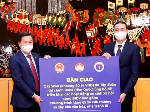 Bàn giao vaccine, công nghệ, nguyên liệu điều chế thuốc điều trị COVID-19; kinh phí xây nhà tránh lũ cho dân