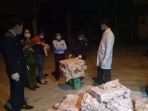 Phát hiện xe ô tô chở gần 1 tấn bì lợn đã bốc mùi đi tiêu thụ