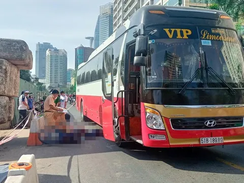 Bị cuốn vào gầm xe khách, nam thanh niên đi xe máy tử vong