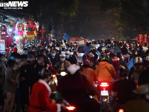 Hà Nội đêm Giáng sinh: Nhà thờ lớn vắng lặng, phố Hàng Mã, bờ hồ vẫn chật kín người