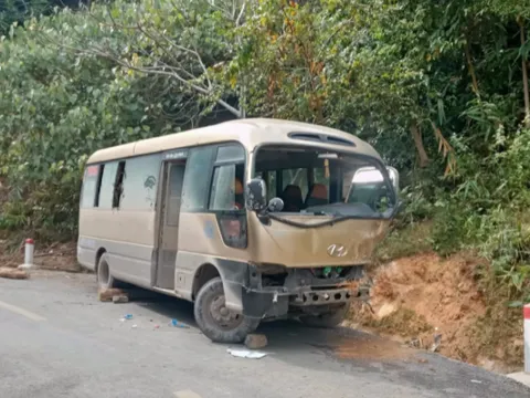 Nghệ An: Xe khách chở lao động về quê nghỉ Tết tông vào vách núi, 3 người bị thương