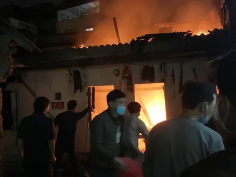 Hà Nội: Căn nhà trọ bốc cháy sau tiếng nổ lớn, 3 người tử vong