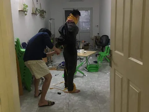 Hà Nội: Nghi vấn 3 kẻ lạ mặt xông vào căn hộ chung cư xịt hơi cay, trói chủ nhà cướp điện thoại