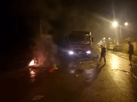 Thanh Hóa: Xe máy va chạm với xe tải, 4 người trong gia đình tử vong