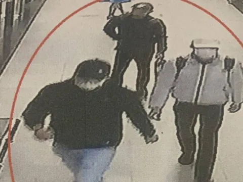 Đã bắt được 3 tên cướp xịt hơi cay, trói chủ nhà cướp điện thoại ở chung cư Linh Đàm