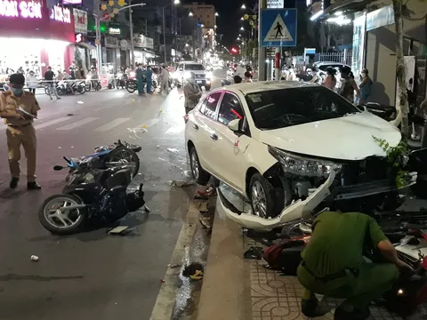 Ô tô tông hàng loạt xe máy trên phố làm 2 người bị thương, tài xế có nồng độ cồn cao