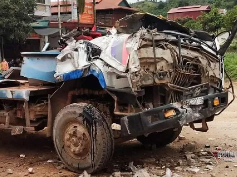 Sơn La: Ô tô tải tông sập nhà dân, nam tài xế tử vong