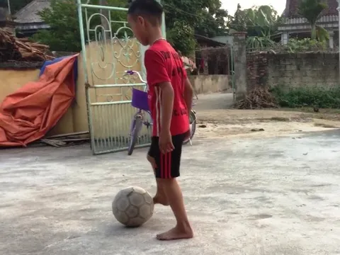 Nghệ An: Bé trai 5 tuổi tử vong khi chơi ngoài sân bóng giữa trời rét buốt