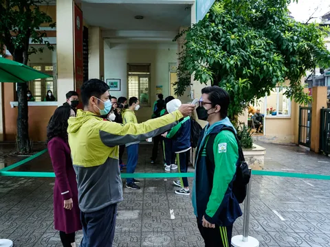 Học sinh THCS Hà Nội ngày đầu tiên trở lại trường: Hân hoan, phấn khởi