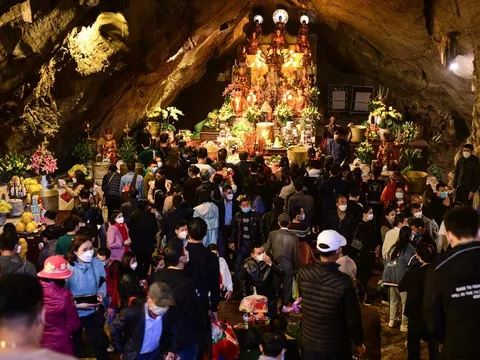 Hàng nghìn người đổ về chùa Hương đi lễ trong ngày đầu khai hội