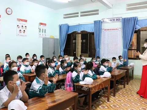 Dịch COVID-19 diễn biến phức tạp, nhiều địa phương 'quay xe' cho học sinh học trực tuyến