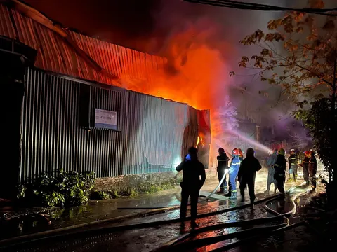 Cháy lớn tại kho hàng đã bị đình chỉ hoạt động ở Hà Nội