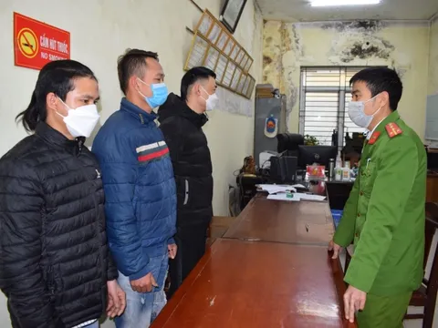 Bắt nhóm người ‘khủng bố’ con nợ bằng dầu luyn và mắm tôm