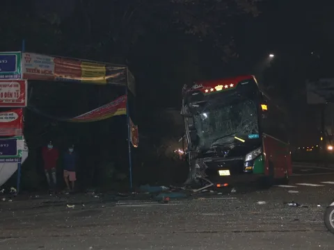 Bình Dương: Hai xe khách tông nhau, hơn 10 người nhập viện
