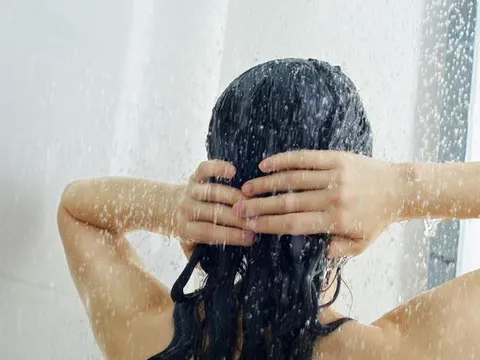 Có nên tắm khi mắc COVID-19 không?