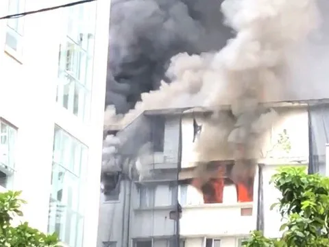 Cháy tòa nhà đang tháo dỡ ở trung tâm TP.HCM