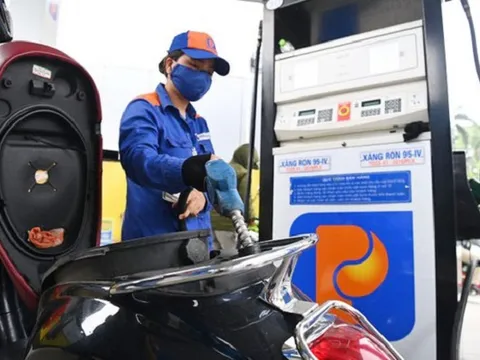Giá xăng tiếp tục lập đỉnh, áp sát 27.000 đồng/lít
