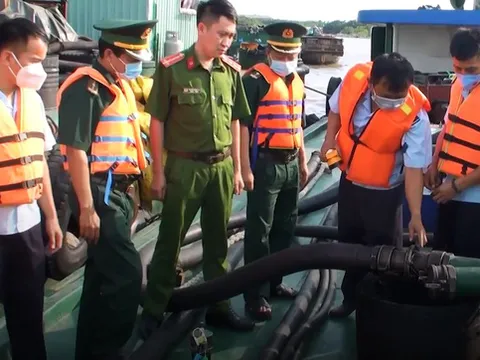 Phát hiện hàng trăm tấn dầu không rõ nguồn gốc trên tàu có hầm bí mật