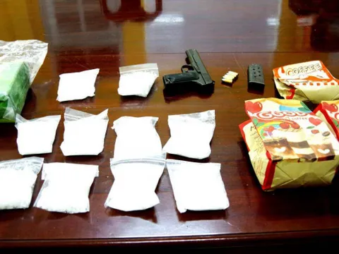 Bắt đối tượng mang theo súng K54 cùng 2kg ma túy đá nhập cảnh trái phép