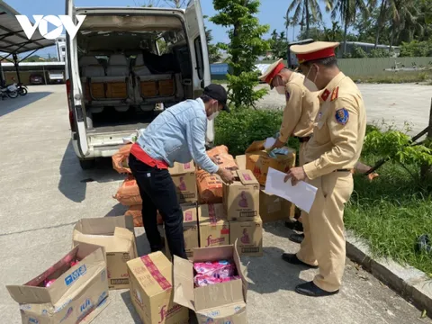 Phát hiện xe khách chở 6.000 kit test COVID-19 không rõ nguồn gốc