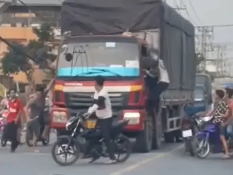 Bắt 3 đối tượng cầm dao đập phá xe tải, hành hung tài xế ở Bình Dương