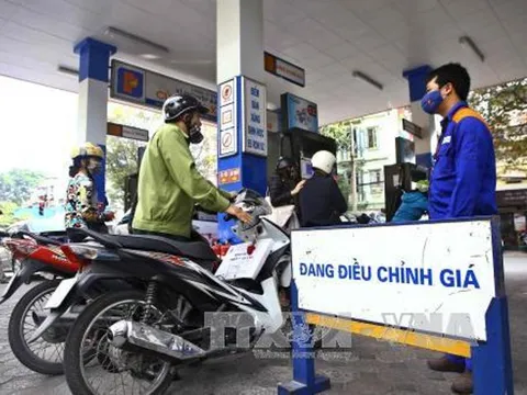 Xăng tiếp tục tăng giá, tiến sát mốc 30.000 đồng/lít