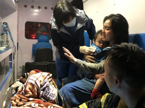 Giải cứu 3 người bị mắc kẹt trong đám cháy ở Hà Nội