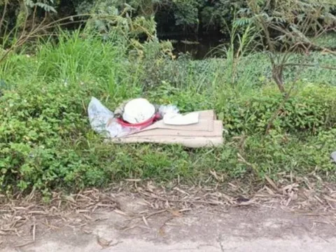 Hà Tĩnh: Phát hiện thi thể người đàn ông bên đường với lưỡi dao găm ở bụng