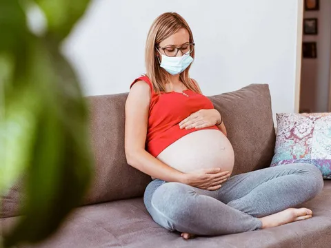 Thai phụ mắc COVID-19 nên làm gì khi có dấu hiệu sốt?