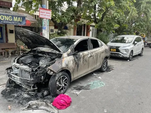 TP.HCM: Điều tra vụ 3 xe ô tô bị đốt cháy ở quận 7