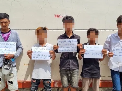 Bắt nhóm thanh niên chuyên lấy nắp cống đem bán để mua ma túy