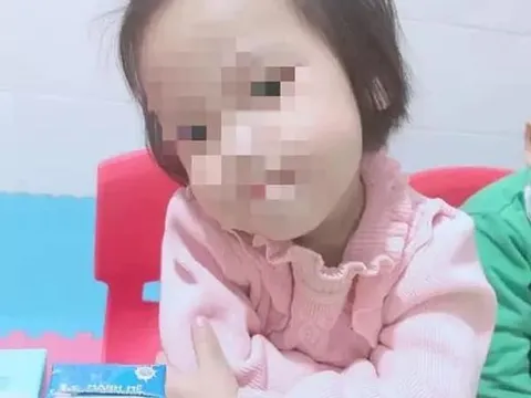 Cháu bé 3 tuổi bị đóng đinh vào đầu đã tử vong