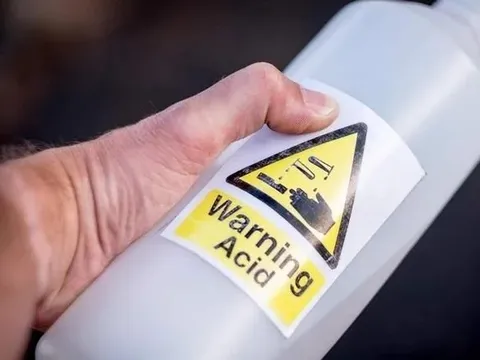 Quảng Ninh: Nghi bị tạt axit sau cuộc cãi vã, 7 người bị bỏng nặng