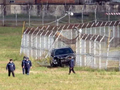 Xe chở đồ đánh golf tông sập hàng rào sân bay Tân Sơn Nhất