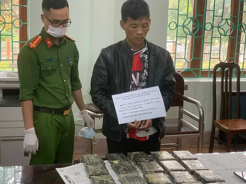 Bắt giữ đối tượng mua bán trái phép 20 bánh heroin ở Lai Châu