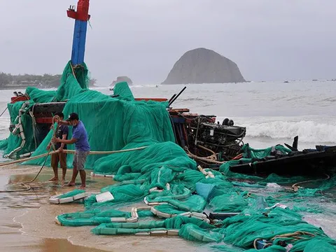 Mưa lớn ở miền Trung khiến 2 người thiệt mạng, hàng trăm ghe thuyền bị chìm