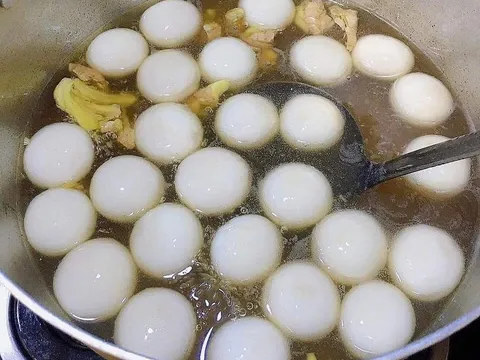 Bánh trôi, bánh chay cháy hàng tại nhiều nơi trong ngày Tết Hàn thực