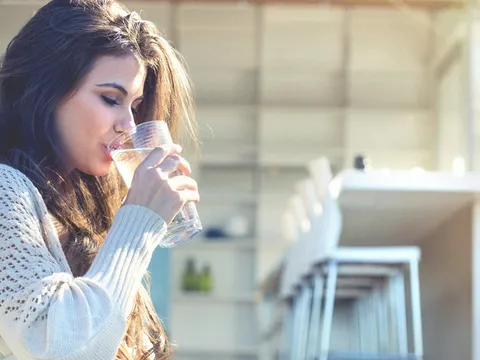 Uống nước khi bụng đói có lợi ích sức khỏe như thế nào?