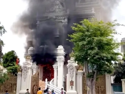 Quảng Ninh: Căn biệt thự trăm tỷ bốc cháy dữ dội, 1 người tử vong