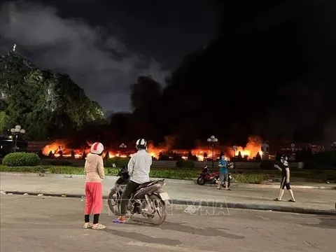 Quảng Ninh: Cháy lớn thiêu rụi hàng chục gian hàng tại chợ Hạ Long 1